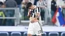 Penyerang Juventus, Paulo Dybala tertunduk lesu usai tendangan penaltinya gagal saat bertanding melawan Lazio pada lanjutan Liga Serie A Italia di Stadion Allianz di Turin, (14/10). Juventus kalah 2-1 atas Lazio. (Alessandro Di Marco / ANSA via AP)