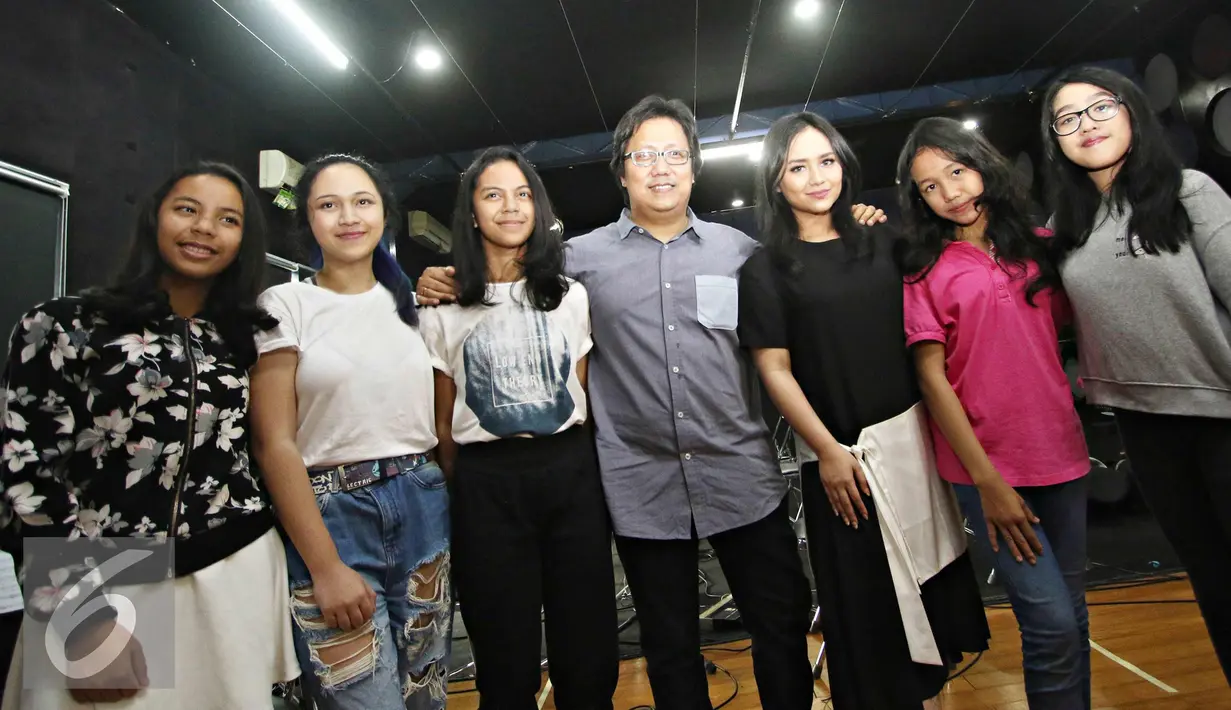 Penyanyi Gita Gutawa bersama penyanyi dan komposer Erwin Gutawa foto bersama usai memberikan keterangan terkait konser bertajuk 'Di Atas Rata-rata (DARR): Bikin Konser', Jakarta (24/3).  (Liputan6.com/Immanuel Antonius)