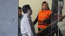Anggota DPRD Sumatera Utara periode 2009-2014 dari Partai Golkar, Helmiati mengenakan rompi tahanan usai menjalani pemeriksaan di gedung KPK, Jakarta, Senin (9/7). Helmiati resmi ditahan untuk mempermudah pemeriksaan. (Merdeka.com/Dwi Narwoko)