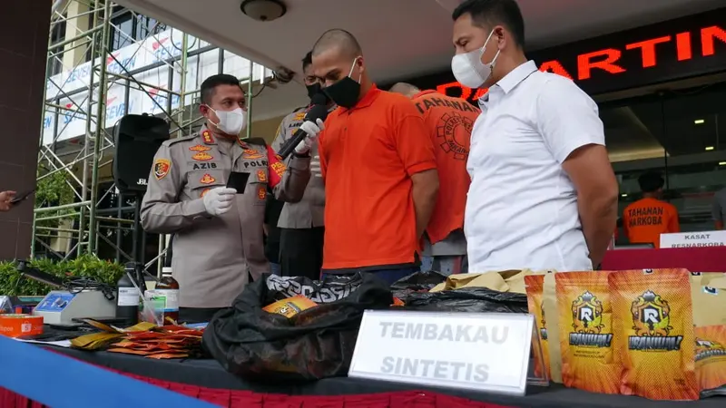 Satresnarkoba Polres Metro Jakarta Selatan membongkar industri rumahan tembakau sintetis.