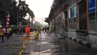 Kebakaran melanda Halte Transjakarta Tendean, Jakarta Selatan, Senin (14/8/2023). (Foto: Gulkarmat DKI Jakarta).