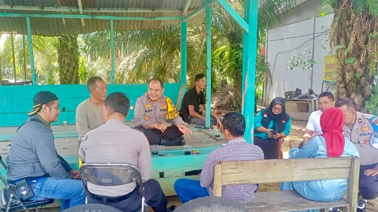 Polsek Tandun di Rokan Hulu duduk santai bersama warga membicarakan Pilkada 2024.