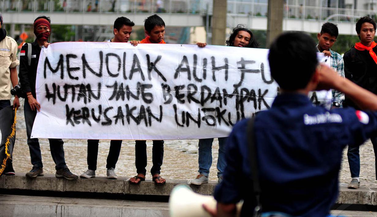 Sejumlah mahasiswa berbagai organisasi Mapala saat berunjuk rasa di kawasan Bundaran HI Jakarta, Jumat (12/12/2014). (Liputan6.com/Johan Tallo)