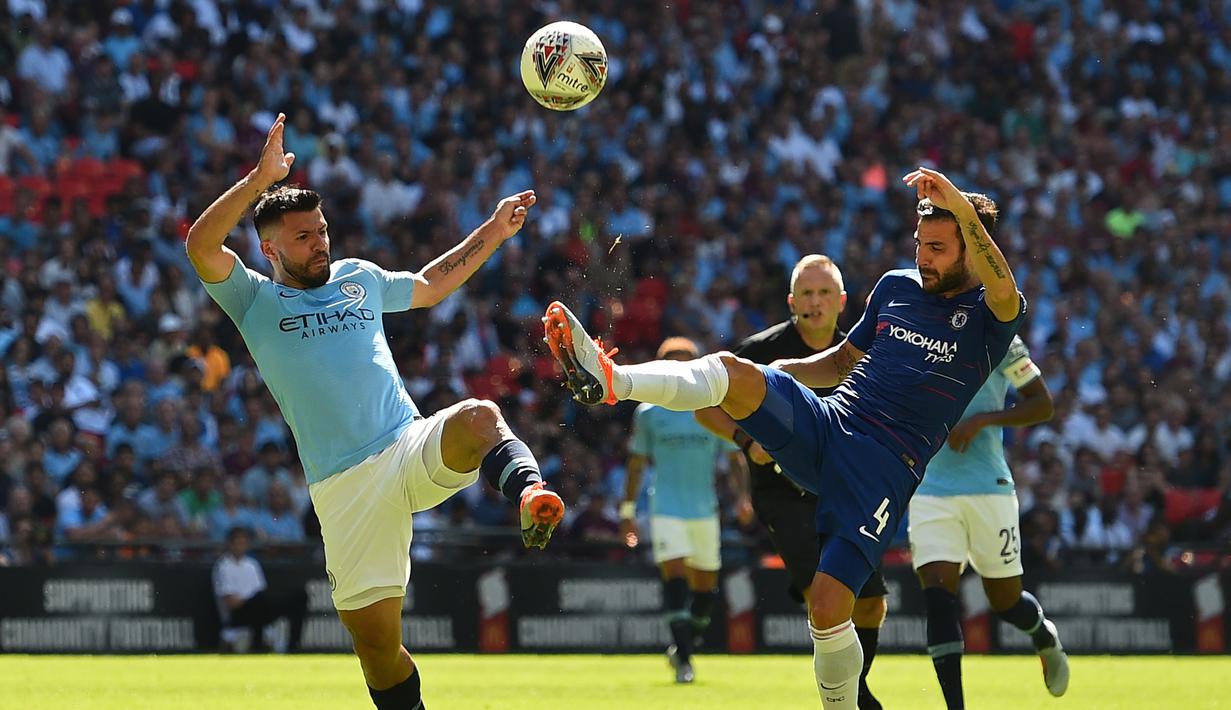 Striker Manchester City, Sergio Aguero, berebut bola dengan gelandang Chelsea, Cesc Fabregas, pada laga Community Shield di Stadion Wembley, London, Minggu (5/8/2018). Man City menang 2-0 atas Chelsea. (AFP/Glyn Kirk)