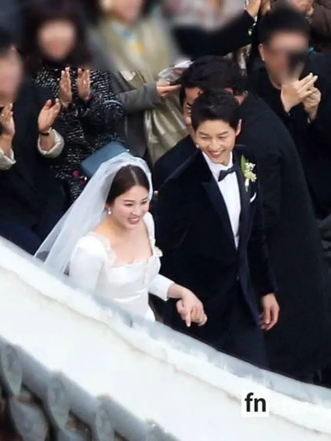 Hari bahagia Song Joong Ki  dan Song Hye Kyo akhirnya tiba juga. Setelah menggelar pesta pernikahan secara tertutup di Hotel Shilla, Seoul, Korea Selatan, terungkap bagaimana kisah cinta keduanya. (Twitter/Sophia Min)