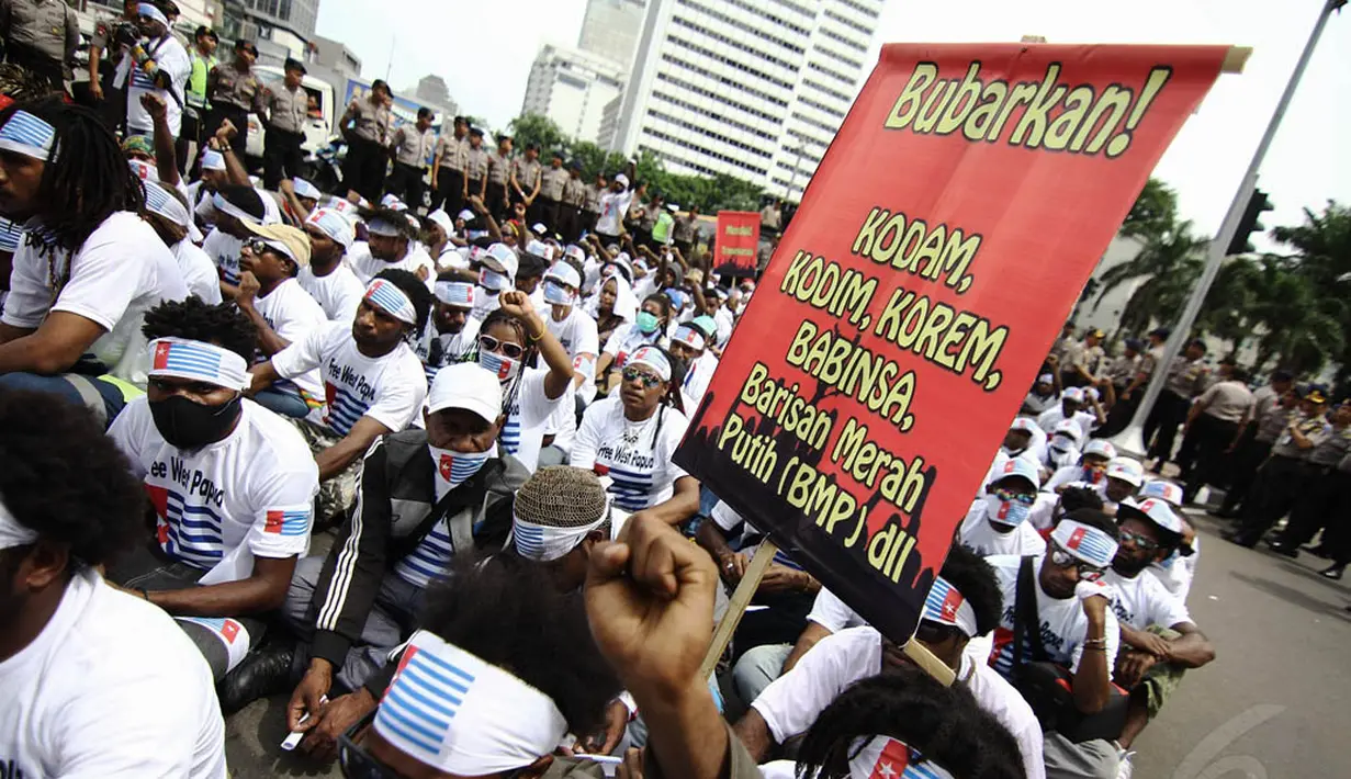 Para pendemo membawa poster berisi tuntutan mereka, Senin (1/12/2014). (Liputan6.com/Faizal Fanani) 