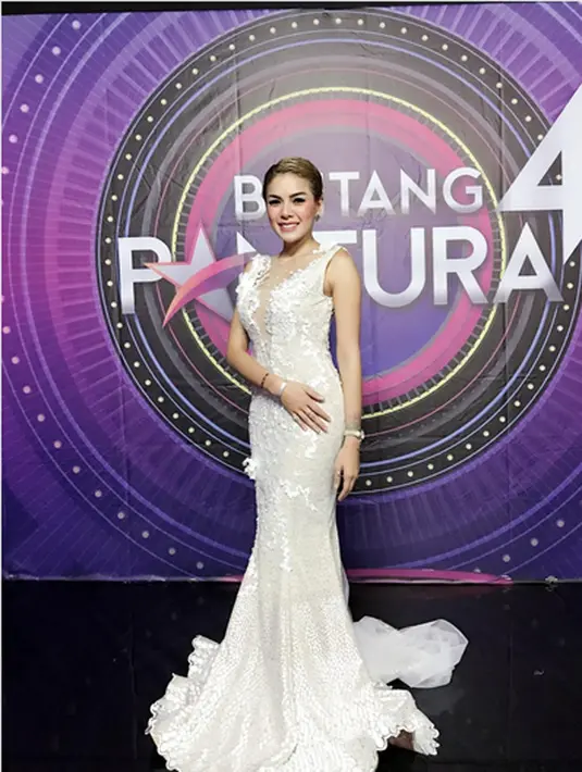 Lantaran tak bisa berangkat haji tahun ini, bulan Desember mendatang, pemeran 31 tahun itu akan menunaikan ibadah umrah. Ia berangkat bersama kedua anaknya, Laura Meizani Nasseru Asry dan Azka Raqila Ukra. (Instagram/nikitamirzanimawardi_17)