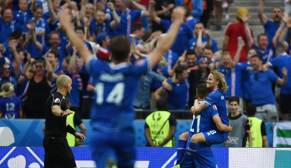 Islandia berhasil mengamankan tiket 16 besar Piala Eropa 2016, usai membungkam Austria dengan skor 2-1 pada laga terakhir Grup F di Stade de France, Paris, Rabu (23/6/2016). (AFP/Franck Fife)