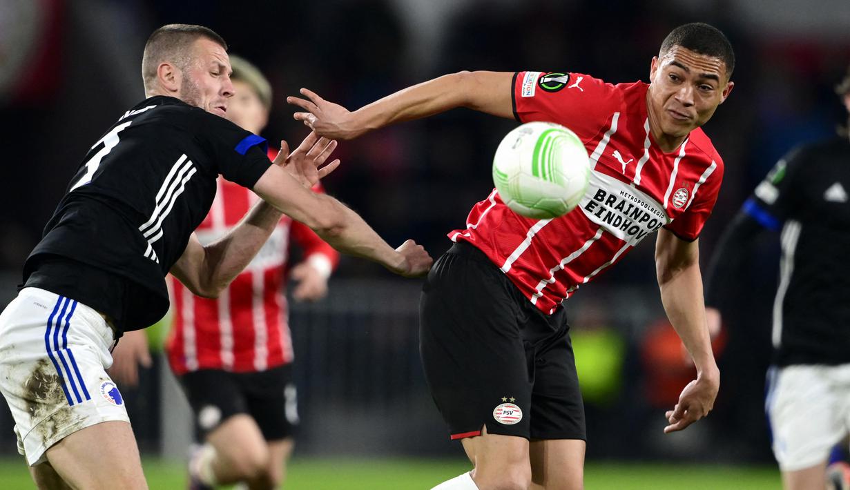 Carlos Vinicius. Striker Brasil berusia 27 tahun ini baru musim ini memperkuat PSV Eindhoven usai didatangkan dengan status pinjaman dari Benfica pada awal musim 2021/2022. Musim ini ia telah tampil dalam 34 laga di semua ajang kompetisi dengan torehan 7 gol dan 6 assist. (AFP/ANP/Olaf Kraak)