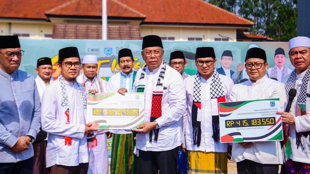 Wali Kota Tangerang Selatan (Tangsel) Benyamin Davine menyerahkan bantuan untuk warga Palestina.