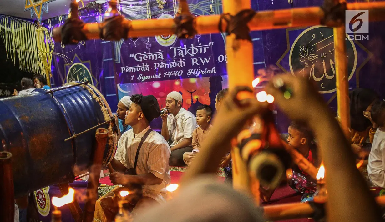 Warga melantunkan puji-pujian saat merayakan malam takbiran menyambut Hari Raya Idul Fitri 2019 di kawasan Tanah Abang, Jakarta, Selasa (4/6/2019). Pemerintah menetapkan Hari Raya Idul Fitri 1440 Hijriah jatuh pada hari Rabu 5 Juni 2019. (Liputan6.com/Faizal Fanani)