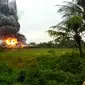 Penampakan pabrik busa di Arjawinangun Kabupaten Cirebon hingga Selasa 28 Februari 2023 api masih membakar. (Istimewa)