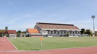 Lapangan THOR dulu memang sudah dipergunakan sebagai tempat berolahraga. Bangunan besar berwarna putih merupakan salah satu&nbsp;peninggalan yang tersisa sejak didirikan pada zaman Belanda. Klub sepak bola Hindia Belanda bernama Tot Heil Onzer Ribbenkast (THOR) pernah bermarkas di sana. (Bola.com/Ikhwan Yanuar)