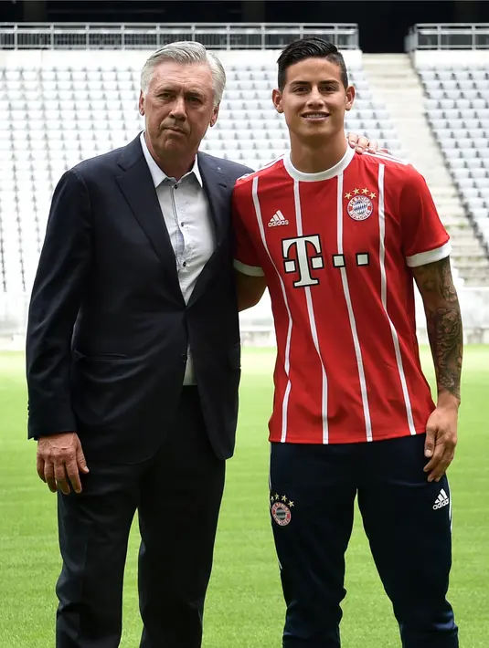 James Rodriguez berpose dengan pelatih Bayern Munchen Carlo Ancelotti saat perkenalannya dengan tim barunya Bayern Munchen Jerman, (12/7). Bayern Munchen harus membayar 5 juta euro untuk meminjam James per musim. (AFP Photo/Christof Stache)