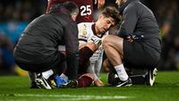 Bek Manchester City, John Stones, mendapatkan perawatan saat bertanding melawan Everton di Goodison Park dalam laga pekan 19 Liga Inggris 2023/2024, Kamis (28/12/2023) dini hari WIB. John Stones harus keluar lapangan karena mengalami cedera pergelangan kaki. (Paul ELLIS / AFP)