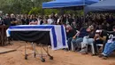 Ratusan warga Israel menghadiri pemakaman Alon Shamriz. Pemuda yang berasal dari Kibbutz Kfar Azza itu dibunuh bersama dua sandera lain yang juga berusia 20-an. (AP Photo/Ohad Zwigenberg)