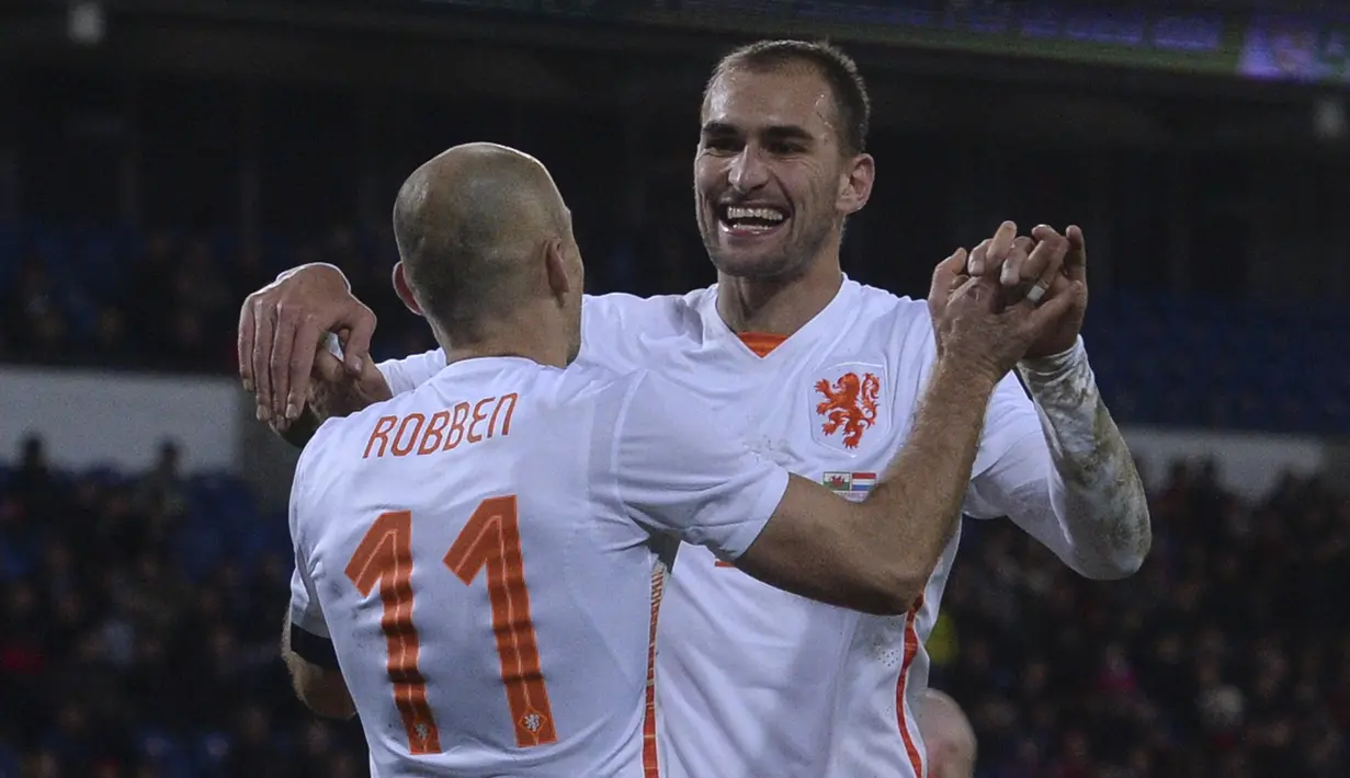 Bas Dost. Striker Belanda berusia 33 tahun yang baru saja direkrut FC Utrecht dari Club Brugge dengan status bebas transfer ini pernah memperkuat Heerenveen selama 2 musim mulai 2010/2011 hingga 2011/2012. Bersama Heerenveen ia mampu meraih gelar top skor Liga Belanda pada musim 2011/2012 dengan mencetak 32 gol. Dalam dua musim bersama Heerenveen, ia total tampil dalam 73 laga di semua ajang dengan torehan 52 gol dan 10 assist. Bersama Timnas Belanda ia total mengoleksi 18 caps dengan torehan 1 gol daan 3 assist dan telah memutuskan pensiun pada tahun 2017. (AFP/Oli Scarff)