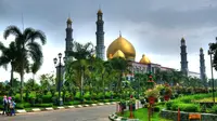 Masjid Kubah Emas Depok merupakan salah satu mesjid di dunia dengan kubah yang terbuat dari emas. Masjid ini menempati luas area 8000 meter persegi. Masjid ini sendiri dapat menampung sekitar kurang lebih 20.000 jemaah. (Istimewa)