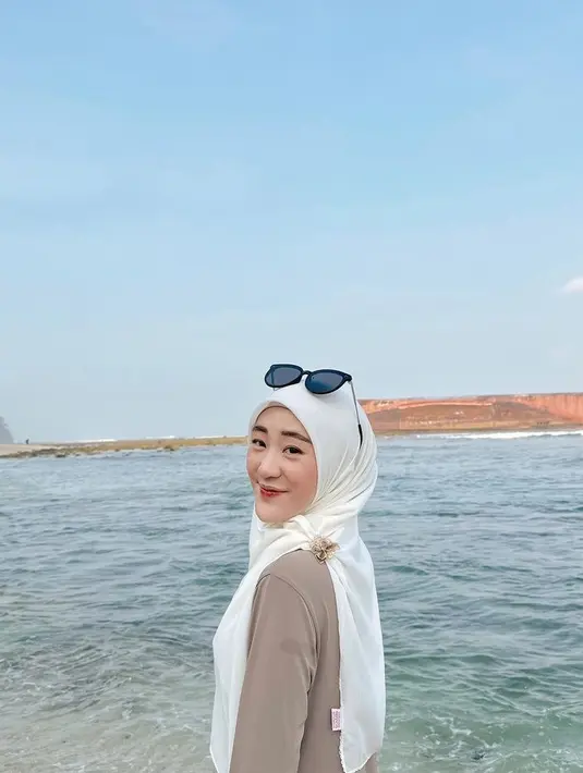 Tampak ia pun mengenakan bros keemasan dan kacamata hitamnya. Dengan makeup fresh mengaplikasikan lipstik merah ombre. [@larissachou]