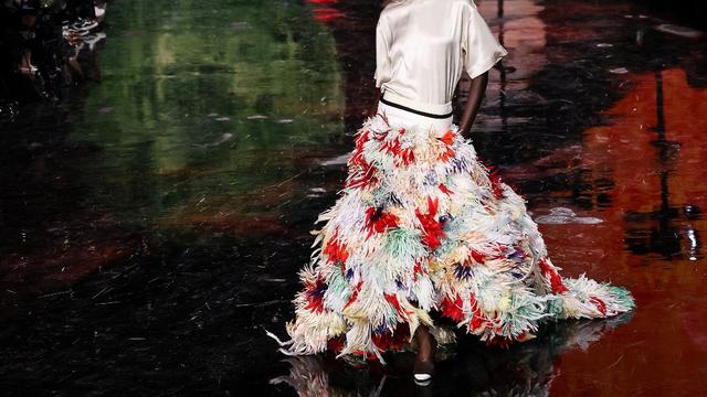 Jennie BLACKPINK Menonjol dengan Tank Top Biru di Show Chanel Paris Fashion Week 2026