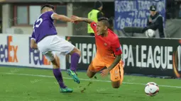 Tekel keras bek FK Austria Wien membuat bek sayap AS Roma, Leandro Paredes, tersungkur. (Bola.com/Reza Khomaini)