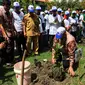 LIPI menyalurkan empat ribu bibit mangga dan anggur varietas unggul untuk dibudidayakan oleh petani dan pelajar di Probolinggo, Jawa Timur. (Liputan6.com/Dian Kurniawan)