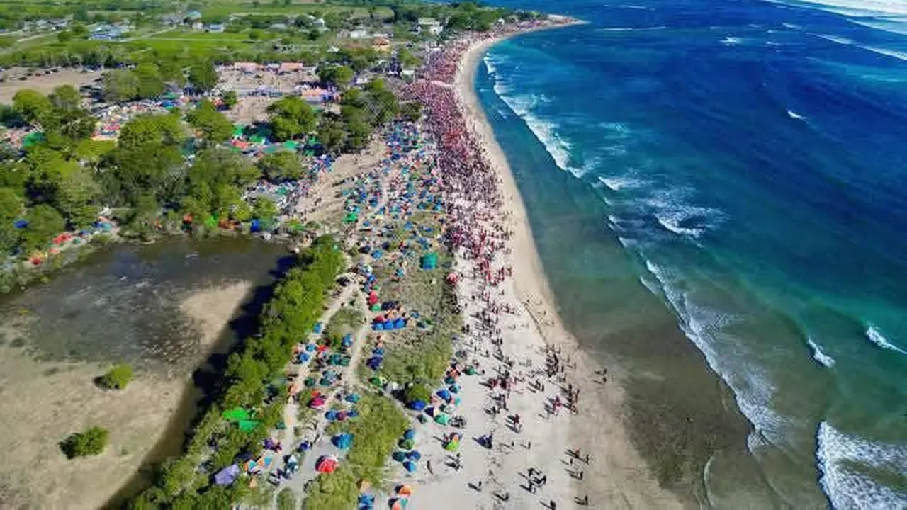 Sebanyak 21.220 orang mengikuti tarian kolosal 'Ou Balumba' (memanggil ombak) yang digelar oleh Pemkab Dompu dari rangkaian Festival Lakey 2025 yang bertajuk Inspiring of Lakey, di Pantai Lakey, Dompu. (Foto: Liputan6.com/Miftahul Yani)