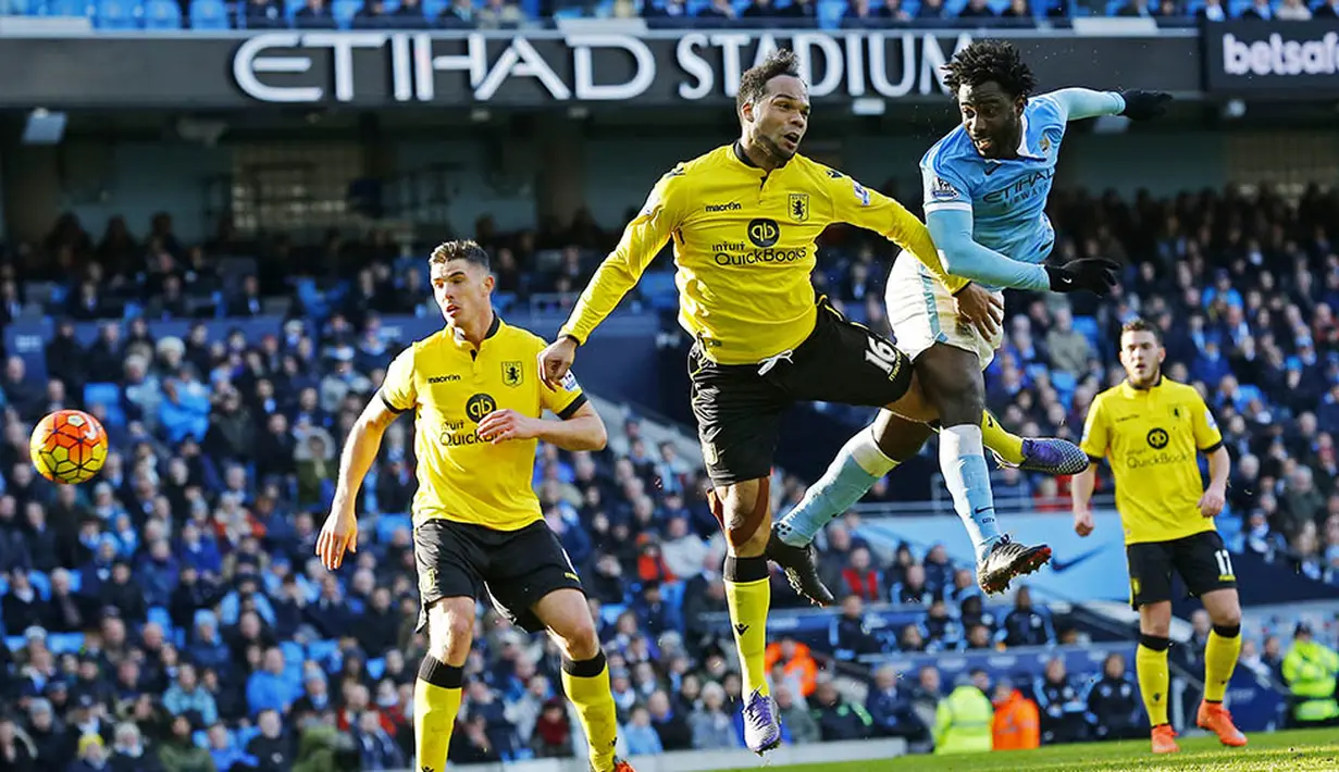 Penyerang Manchester City, Wilfried Bony, duel udara dengan bek Aston Villa, Joleon Lescott. Sementara kekalahan ini makin membuat Aston Villa kian terpuruk di dasar klasemen. (Reuters/Darren Staples)