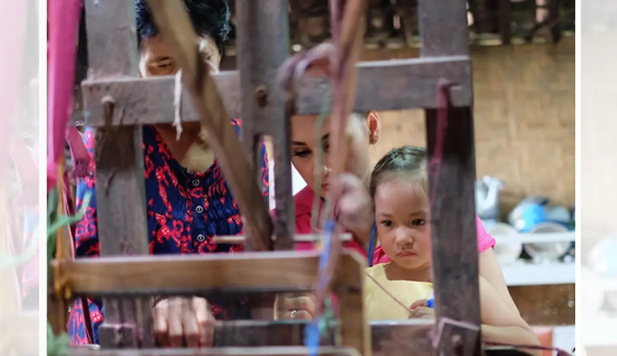 "Coba belajar menenun... Bikin stagen yang panjangnya 10meter... Susah jg ternyata" tulis Mona dalam akun Instagramnya. Ia belajar menenun di pawon (dapur). (via Instagram/monaratuliu)