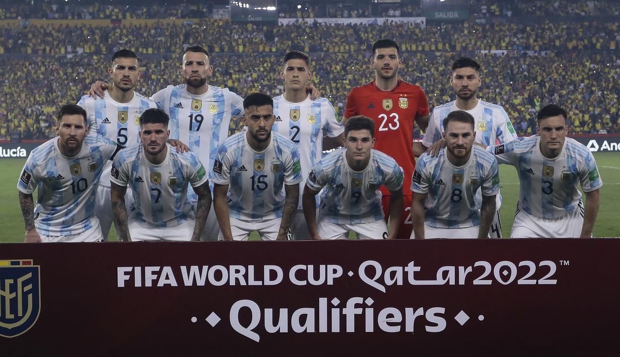 Argentina. Piala Dunia 2022 Qatar menjadi kesempatan terakhir bagi Lionel Messi di ajang pesta sepak bola dunia empat tahunan. Argentina yang memiliki skuad tangguh akan memadukan pemain muda dan berpengalaman dan tercatat belum pernah kalah sejak Copa America 2019. Argentina total dua kali menjadi kampiun di Piala Dunia dan sekali menjadi runner-up saat mereka kalah tipis di final dari Jerman di Piala Dunia Brasil 2014 melalui perpanjangan waktu setelah 90 menit tanpa gol. (AFP/Pool/Franklin Jacome)