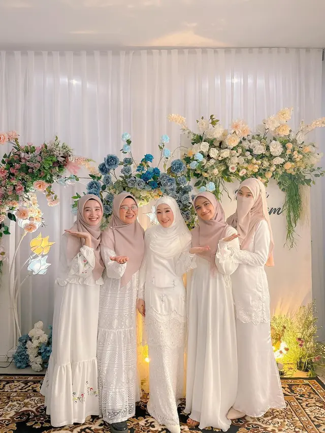 Kedekatan Nadya Mustika dan Larissa Chou