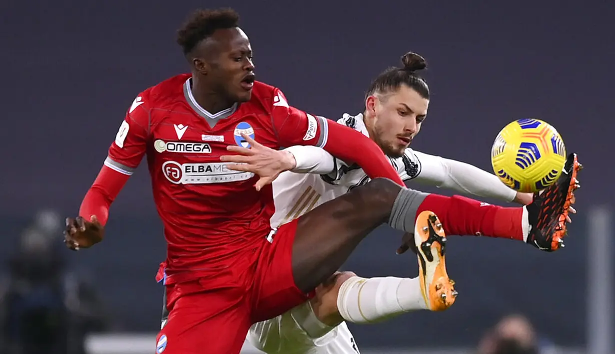 Pemain Juventus Dragusin (kanan) berebut bola dengan pemain SPAL Demba Seck pada pertandingan perempat final Coppa Italia di Allianz Stadium, Turin, Italia, Rabu (27/1/2021). Juventus meraih tiket semifinal Coppa Italia usai membantai SPAL 4-0. (Fabio Ferrari/LaPresse via AP)