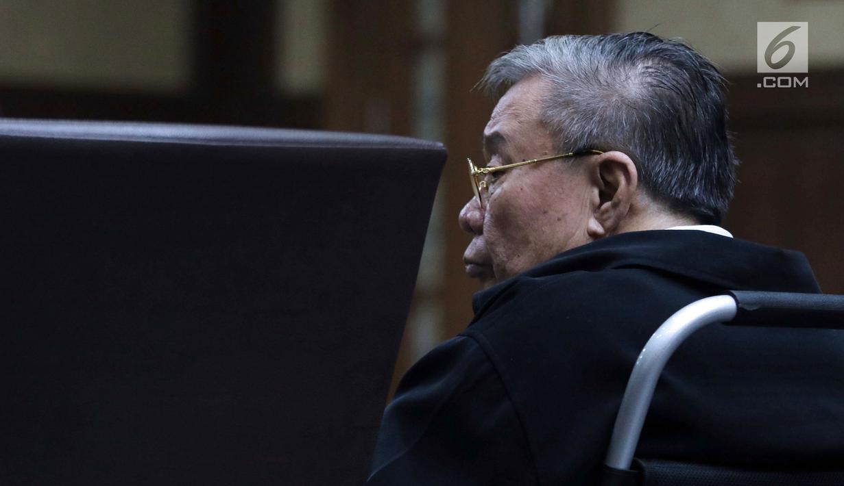 Direktur Utama PT Wijaya Kusuma Emindo (WKE), Budi Suharto saat menjalani sidang perdana di Pengadilan Tipikor, Jakarta, Rabu (20/1). Agenda sidang mendengarkan pembacaan dakwaan dari JPU KPK. (Liputan6.com/Helmi Fithriansyah)