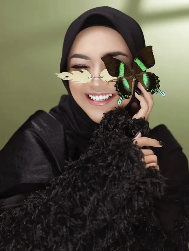 Bikin Pangling, Intip 5 Gaya Pemotretan Ria Ricis Kenakan Gaun Serba Hitam