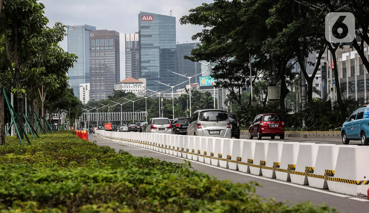 Pembatas jalur sepeda permanen di jalan Sudirman, Jakarta, Rabu (24/2/2021). Pemprov DKI Jakarta mulai mempermanenkan jalur sepeda di Jalan Sudirman - Thamrin, Jakarta Pusat. (Liputan6.com/Johan Tallo)