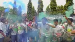 Sejumlah siswa SMK Kemala Bhayangkari 1 Jakarta, meluapkan kegembiraanya dengan melakukan aksi corat-coret seragam menggunakan cat warna setelah mengikuti Ujian Nasional (UN), Kamis (16/4/2015). (Liputan6.com/Herman Zakharia)
