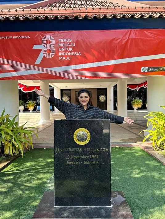 Ashanty resmi menjadi mahasiswa S3 Pengembangan Sumber Daya Manusia (PSDM) Universitas Airlangga (Unair). Kabar itu dibagikan melalui akun instagramnya.  [Instagram/ashanty_ash]