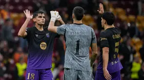 Pemain Barcelona Gerard Martin, kiper Joan Garcia, dan Pau Cubarsi merayakan kemenangan seusai laga Liga Champions antara Galatasaray vs Barcelona di Istanbul, Turki, Selasa, 13 Oktober 2026. (AP Photo/Khalil Hamra)