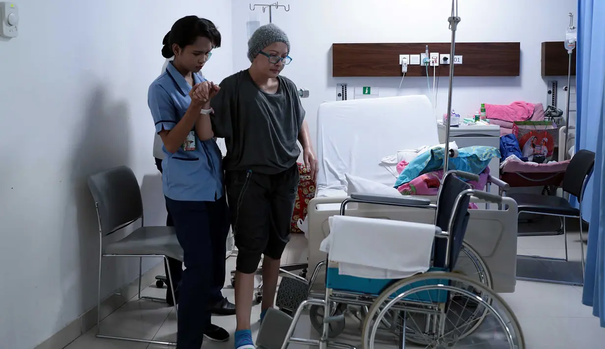 "Tapi saya sudah tidak berdaya lagi, tapi harus tetap tegar," kata Yana Zein kepada Bintang.com di Rumah Sakit Siloam, TB Simatupang, Jakarta Selatan, Selasa (27/12/2016). (Deki Prayoga/Bintang.com)