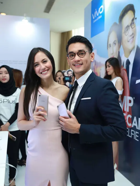 Setidaknya, penyanyi Afgan dan pemeran Pevita Pierce telah akrab sekitar sebelas tahun. Meski saling dekat bertahun-tahun, keduanya mengaku bahwa hubungannya hanya sebatas teman akrab. (Nurwahyunan/Bintang.com)