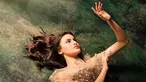 Memiliki wajah keturunan bule, Andira nampak tetap memukau dalam balutan dress batik. Ia pun menuai banyak pujian dalam potret yang ia bagikan. (Liputan6.com/IG/andirazh)
