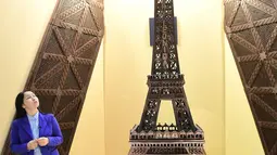 Coklat berbentuk Menara Eiffel yang dipamerkan dalam acara Brussels Chocolate Fair di Brussels, Belgia (10/2). Pameran ini berlangsung hingga 13 Februari 2017. (AFP/Emmanuel Dunand)