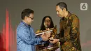 Mengusung tema Industri Keuangan Tangguh Indonesia Maju, tahun ini menjadi yang kalinya OJK mengadakan Apresiasi Media Massa. Tampak dalam foto, Pemimpin Redaksi Liputan6.com, Titis Widyatmoko (kanan) saat menerima penghargaan dari Otoritas Jasa Keuangan (OJK) untuk Kategori Media Online Terproduktif SubKategori Media Umum pada acara OJK Apresiasi Media Massa, Jakarta, Selasa (2/12/2025). (Liputan6.com/Helmi Fithriansyah)