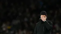 Manajer Arsenal asal Spanyol, Mikel Arteta, bereaksi selama pertandingan leg kedua babak 16 besar Liga Champions UEFA antara Arsenal dan PSV Eindhoven di Stadion Emirates di London utara, Kamis dini hari WIB (13-3-2025). (Glyn KIRK/AFP)