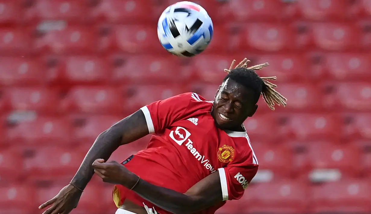 Aaron-Wan Bissaka. Bek kanan yang kini berusia 23 tahun ini didatangkan Manchester United dari Crystal Palace dengan nilai transfer 55 juta euro pada 2019/2020. Total 2 musim, ia telah tampil dalam 100 laga dengan torehan 2 gol dan 10 assist. (Foto: AFP/Paul Ellis)