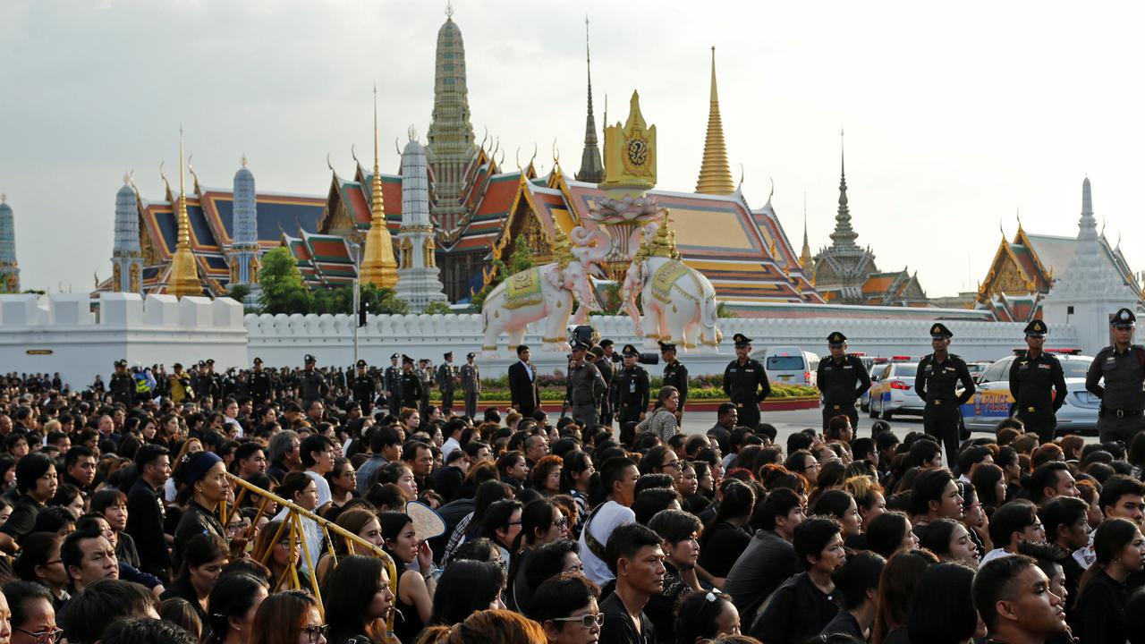 20161014- Rakyat Thailand Banjiri Jalan Saat Pemindahan Jenazah Bhumibol Adulyadej-Reuters