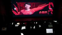 Pemain sepak bola Korea Selatan, Son Heung-min, terlihat di layar saat wartawan memperhatikan selama konferensi pers untuk mengumumkan skuad Korea Selatan untuk Piala Dunia 2026, di Seoul pada 16 Mei 2026. (Jung Yeon-je/AFP)