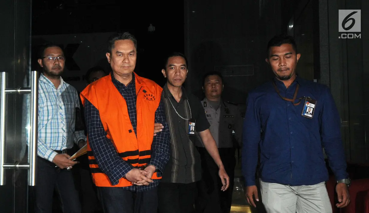 Direktur Keuangan PT Angkasa Pura (AP) II Andra Y Agussalam mengenakan rompi tahanan usai menjalani pemeriksaan pasca OTT di Gedung KPK, Jakarta, Jumat (2/8/2019). Andra Y Agussalam diduga menerima uang SGD 96.700 sebagai imbalan mengawal proyek BHS dikerjakan oleh PT INTI. (merdeka.com/Dwi Narwoko)