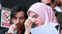 Fairuz A. Rafiq dan Kuasa Hukum Hotman Paris melaporkan mantan suaminya Galih Ginandjar. (Deki Prayoga/Fimela.com)