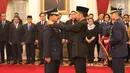 Presiden Joko Widodo menyematkan tanda kepangkatan sebagai Panglima TNI kepada Marsekal Hadi Tjahjanto di Istana Negara, Jakarta, Jumat (8/12). Hadi Tjahjanto mengantikan Gatot Nurmantyo. (Liputan6.com/Angga Yuniar)